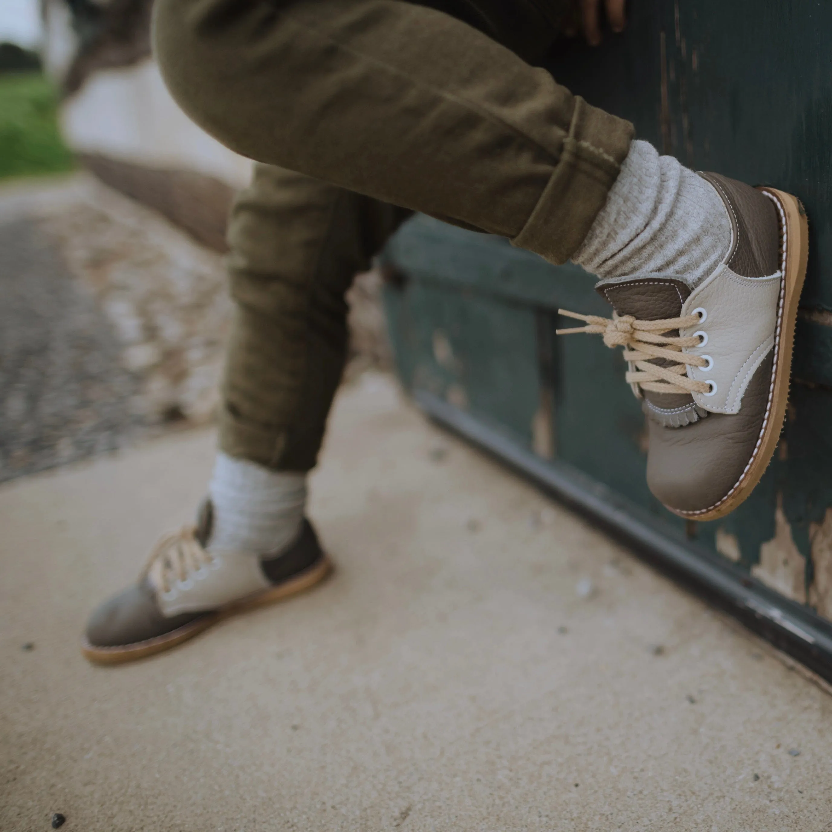 Artie Saddle | Dark Grey/Dove Grey