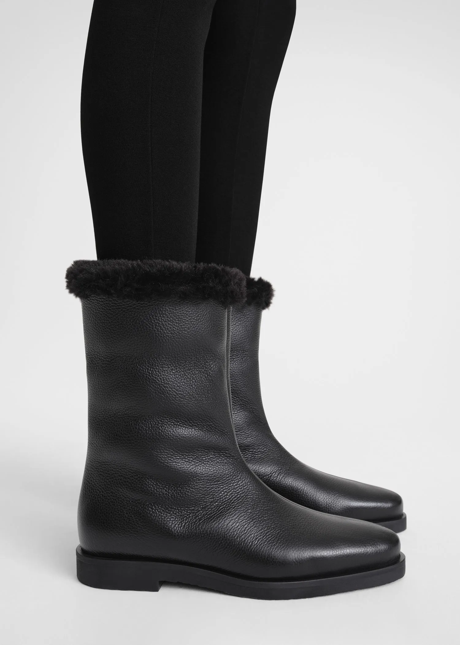 Off-duty boots black